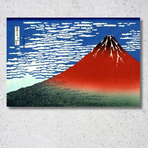 Detailný pohľad na horu Fudži sýto červenej farby počas východu slnka. Obloha je modrá s jemnými bielymi oblakmi. Na úpätí hory sú drobné zelené lesy. Minimalistická a silná kompozícia v štýle ukiyo-e.
